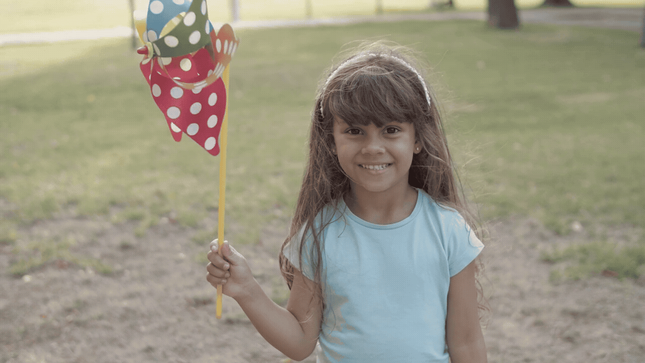 Crianças felizes representando esperança e proteção